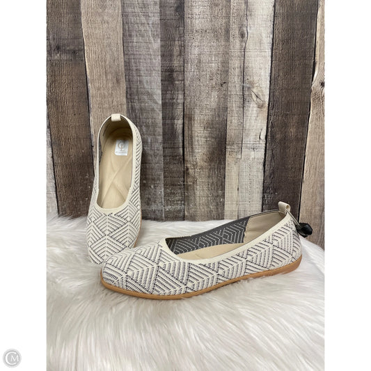 Shoes Flats By Laundry In Ivory, Size: 11