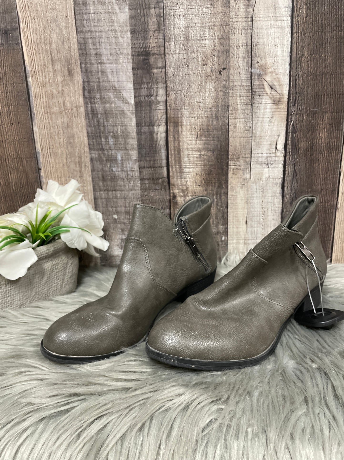 Boots Ankle Flats By Cme In Grey, Size: 7.5