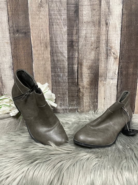 Boots Ankle Flats By Cme In Grey, Size: 7.5