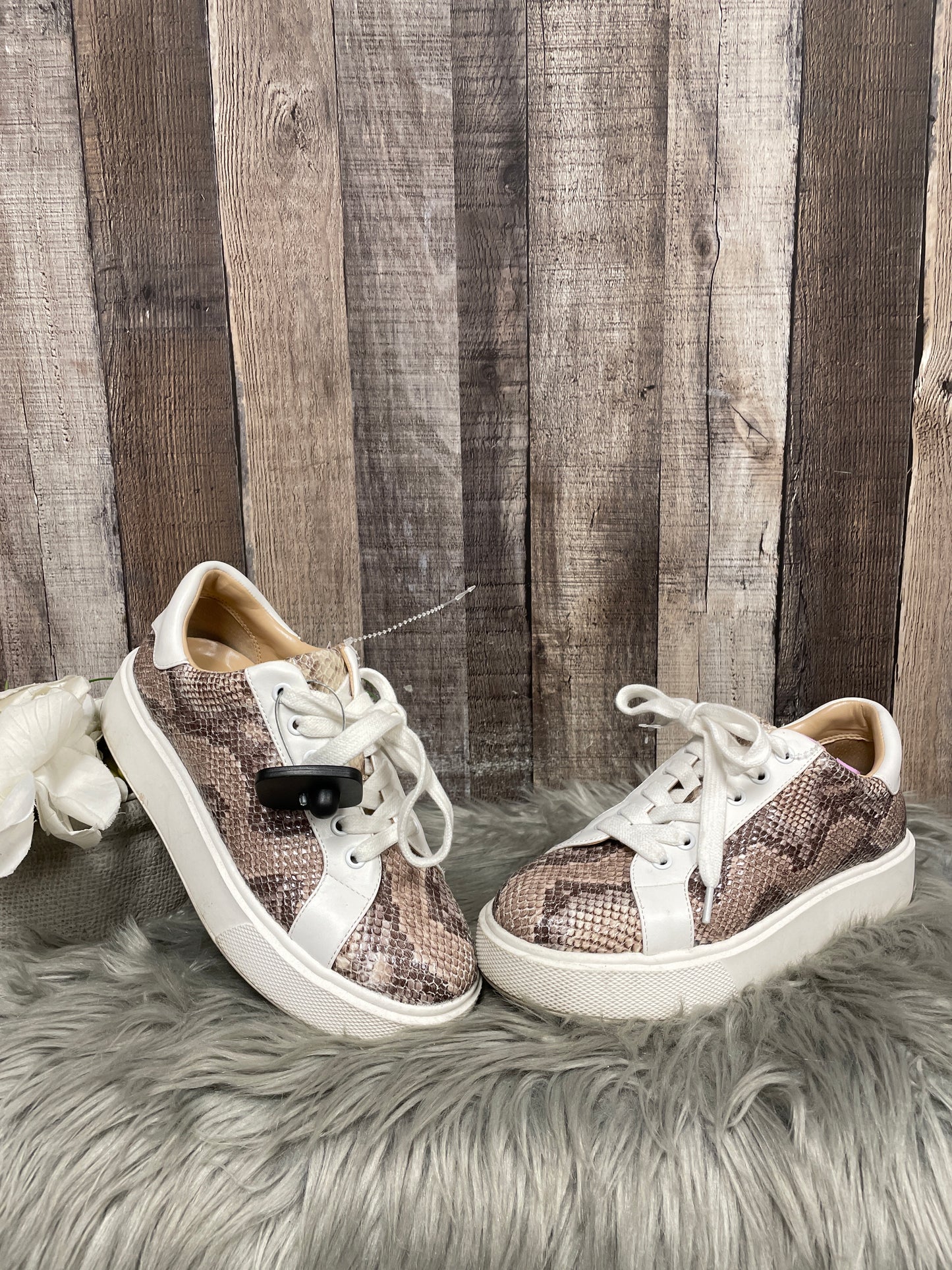 Snakeskin Print Shoes Sneakers Jennifer Lopez, Size 7.5