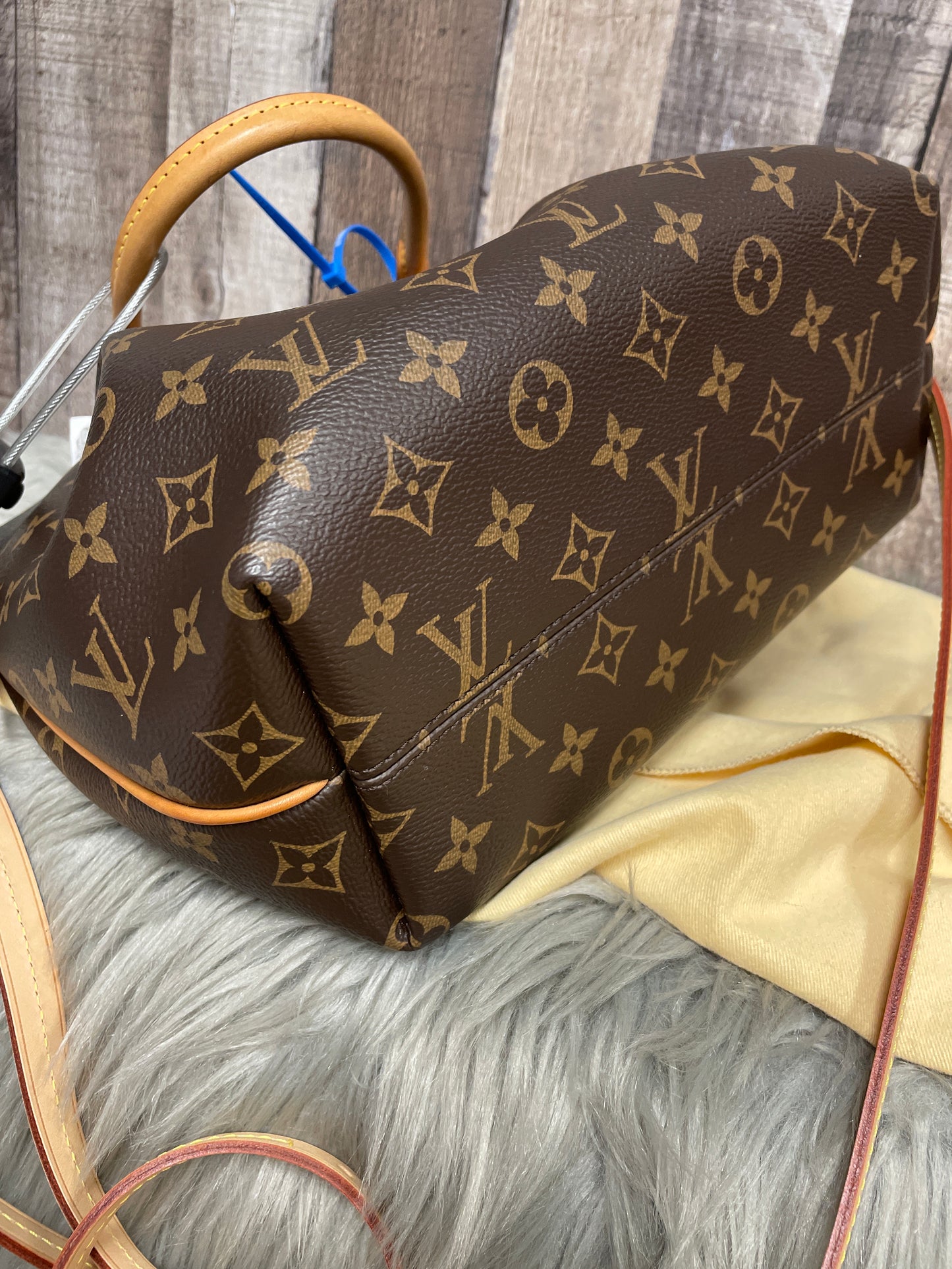 Handbag Luxury Designer By Louis Vuitton, Size: Medium