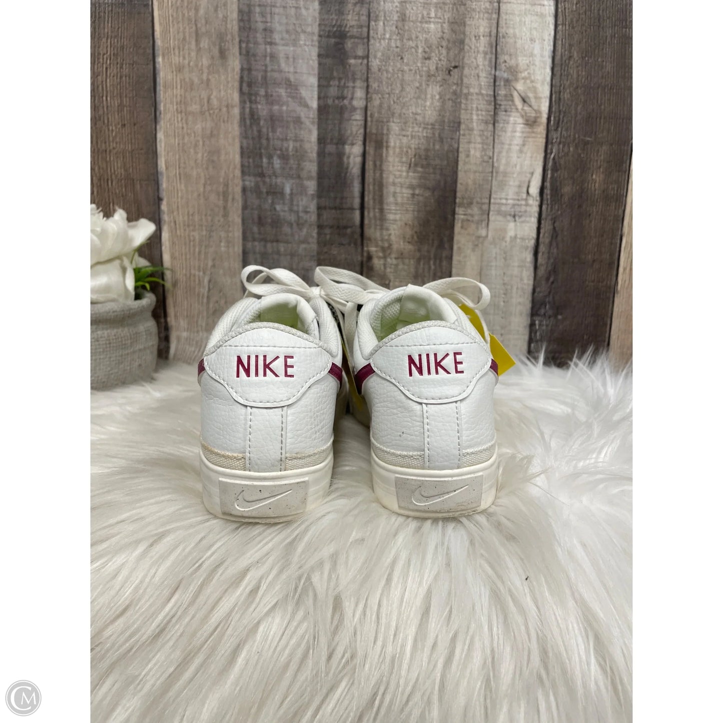 Shoes Sneakers By Nike In White, Size: 7