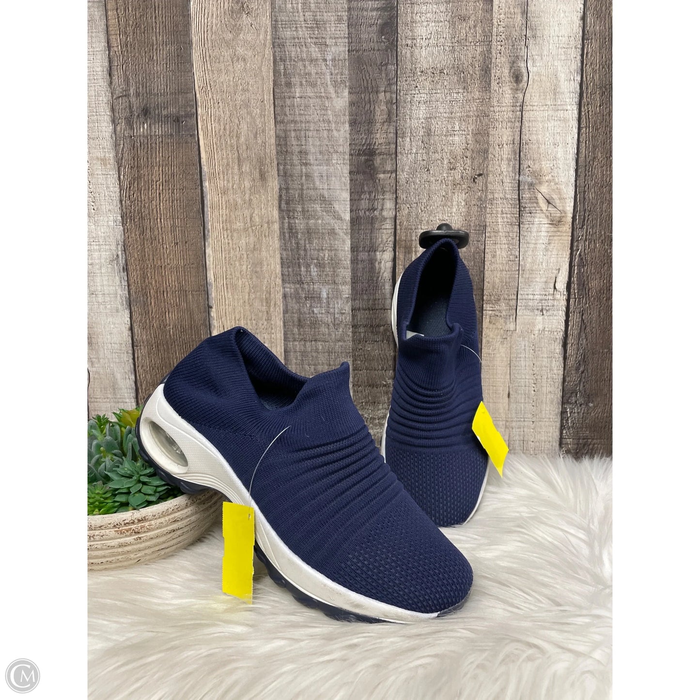 Shoes Sneakers By Cmf In White, Size: 7