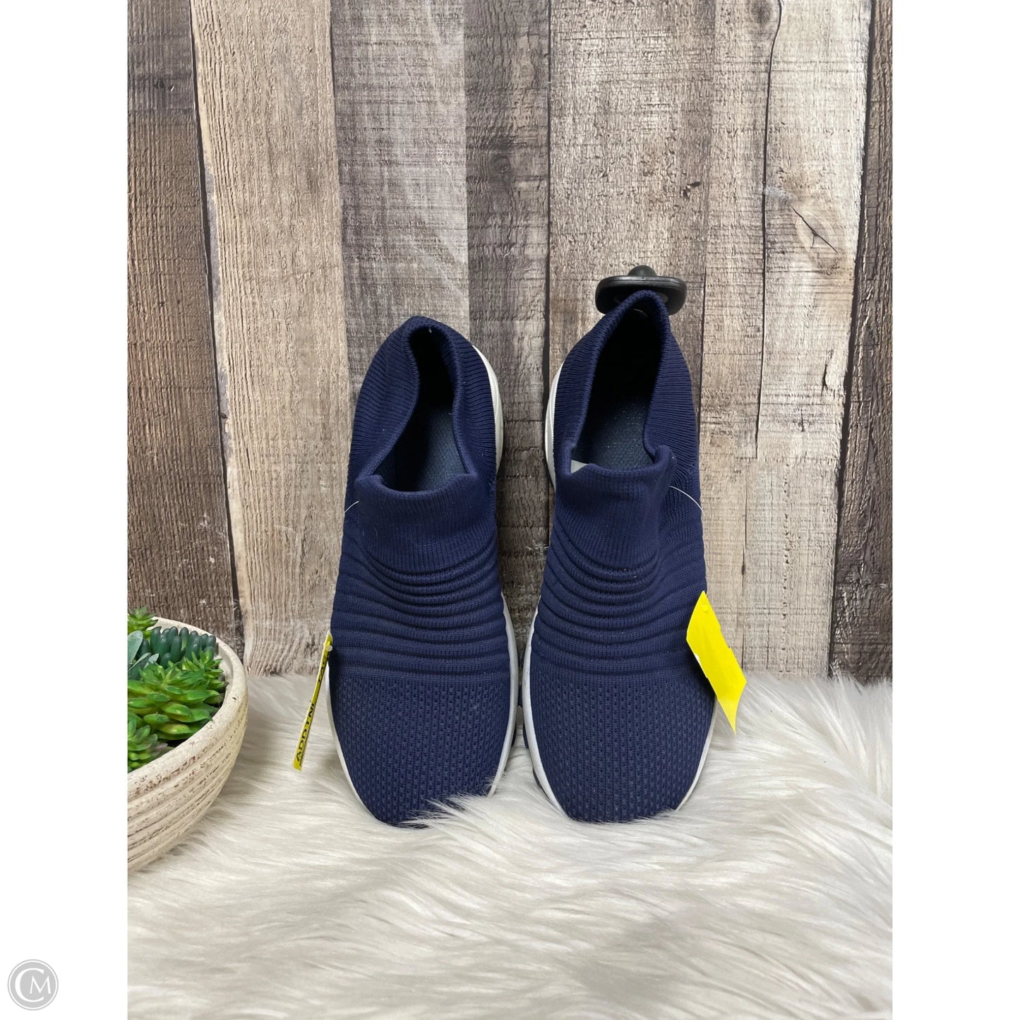 Shoes Sneakers By Cmf In White, Size: 7