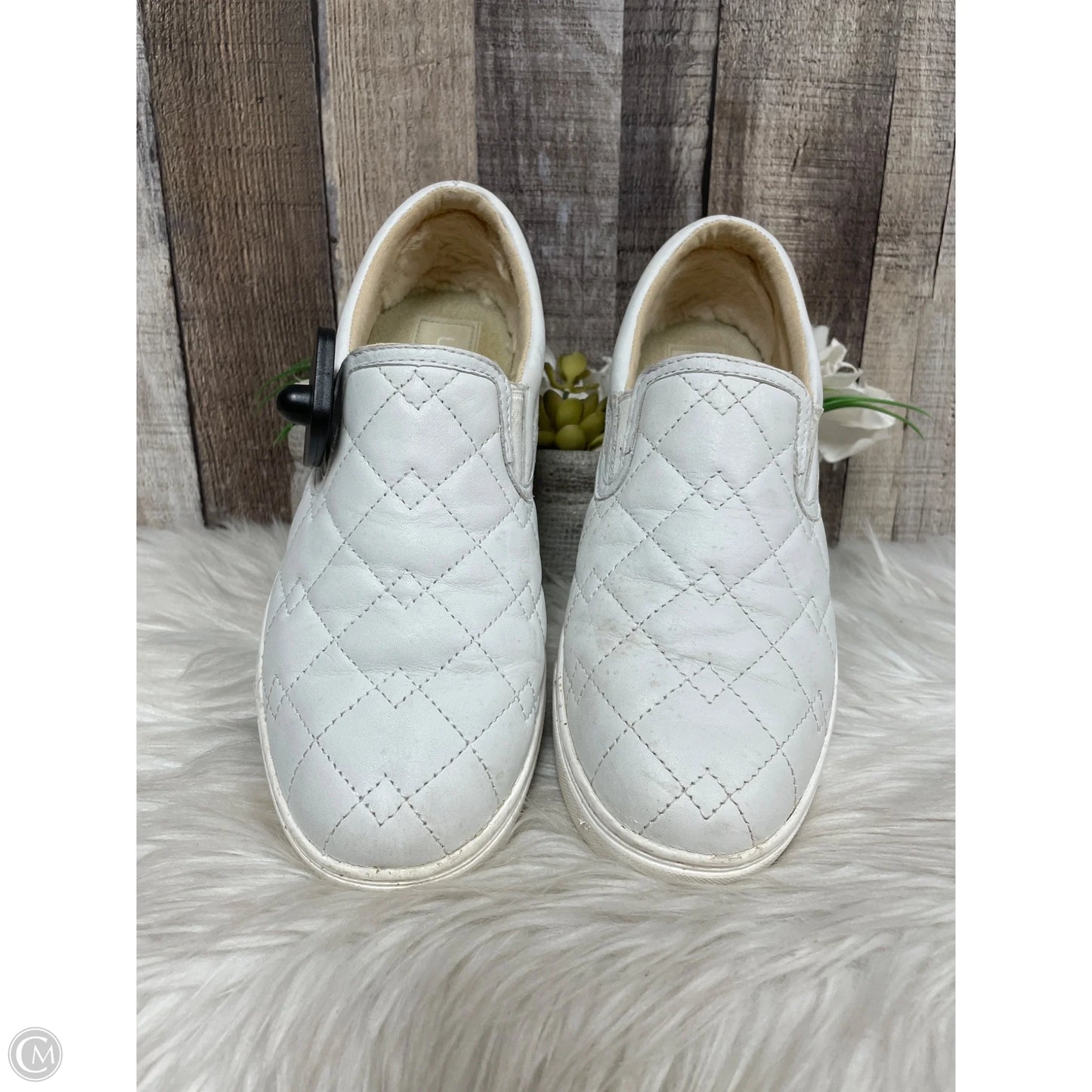 Shoes Designer By Ugg In White, Size: 9