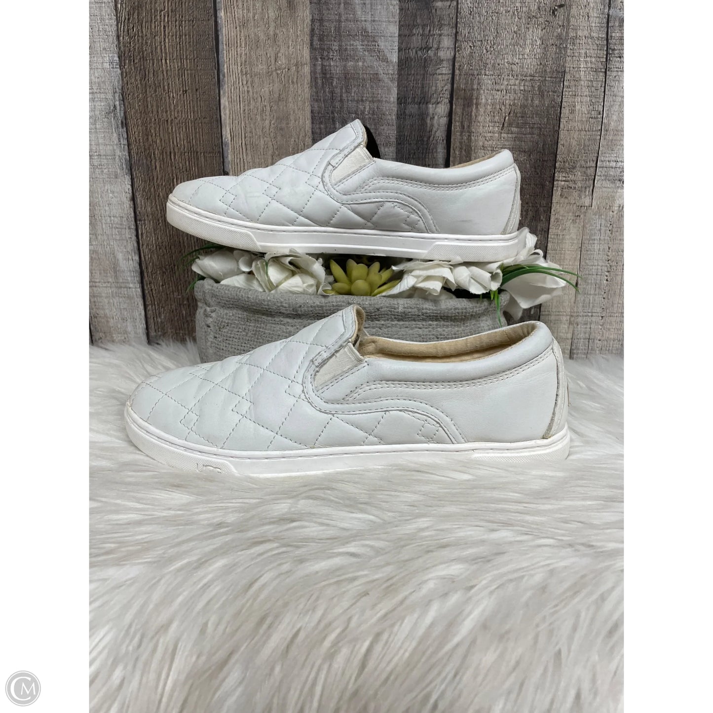 Shoes Designer By Ugg In White, Size: 9