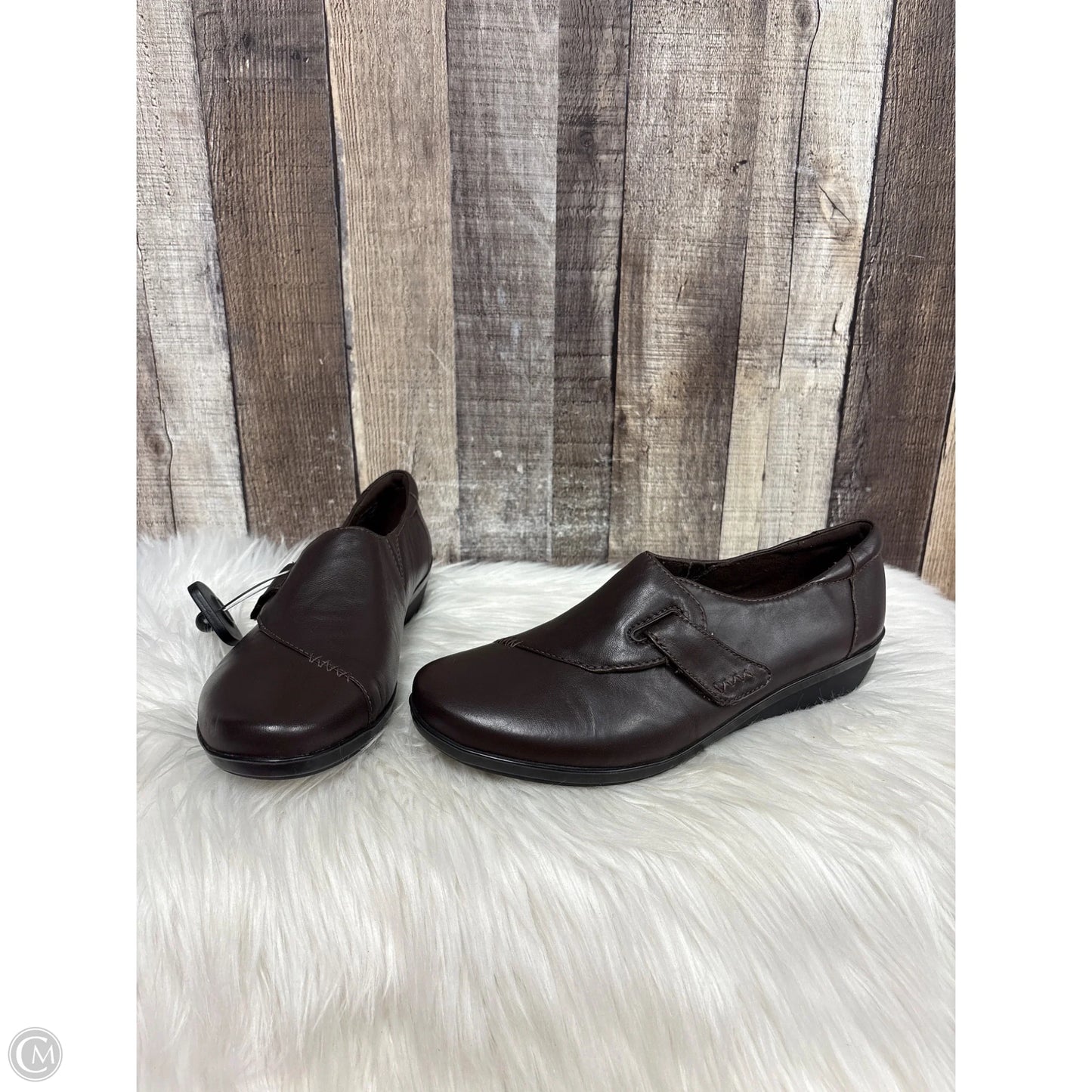 Shoes Flats By Clarks In Brown, Size: 8