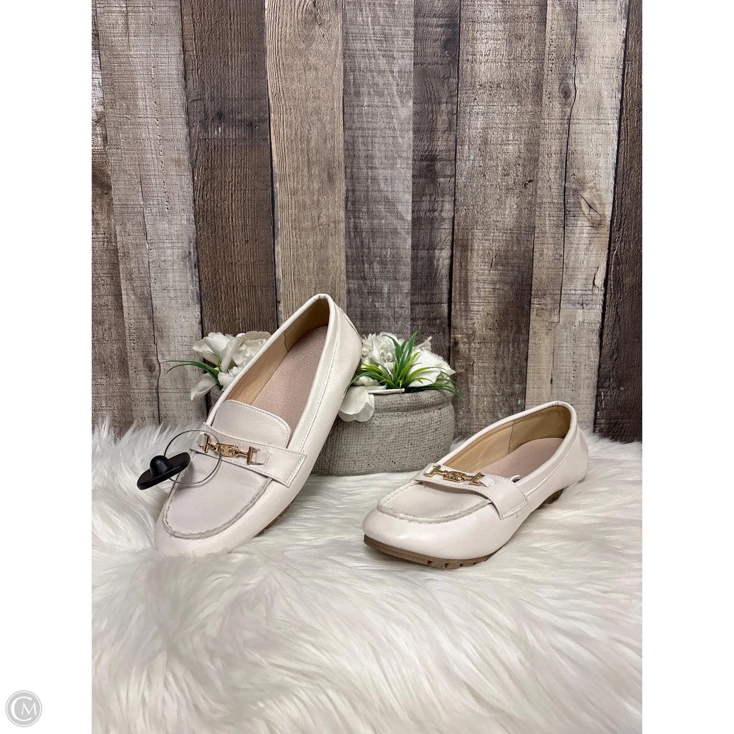 Shoes Flats By Cmf In White, Size: 8.5