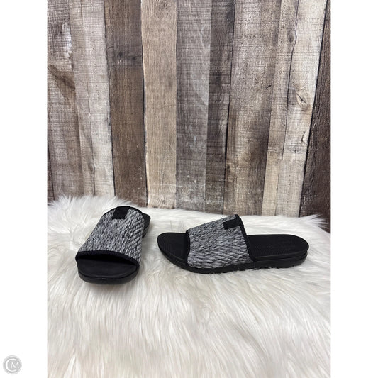 Sandals Flats By Fitflop In Black, Size: 6