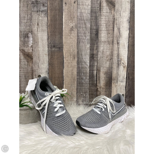 Shoes Athletic By Nike In Grey & White, Size: 9