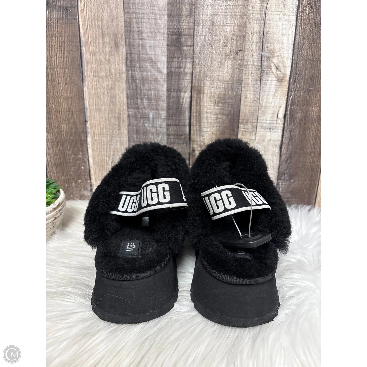 Shoes Designer By Ugg In Black, Size: 11