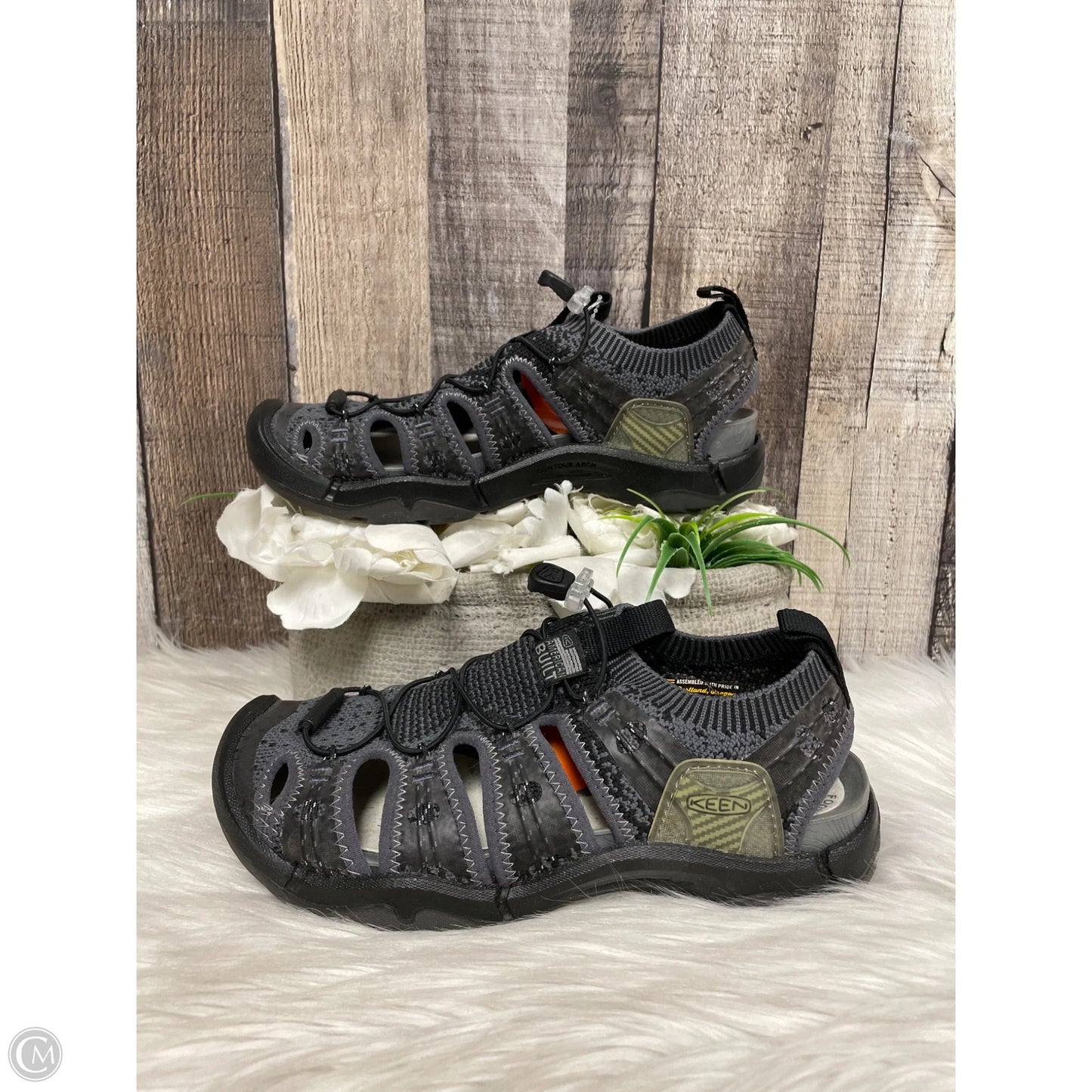 Shoes Flats By Keen In Grey, Size: 7