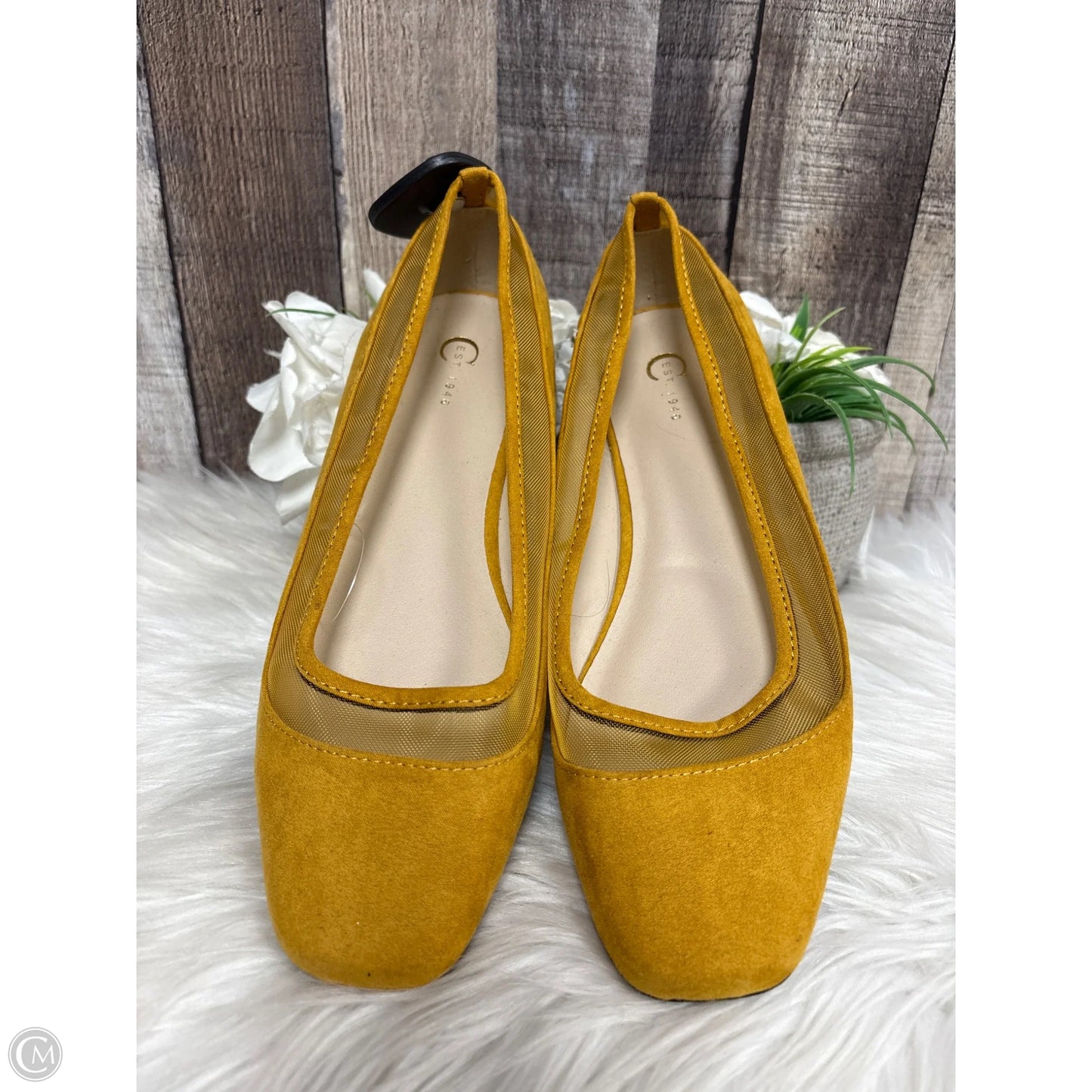 Shoes Flats By Cato In Gold, Size: 9