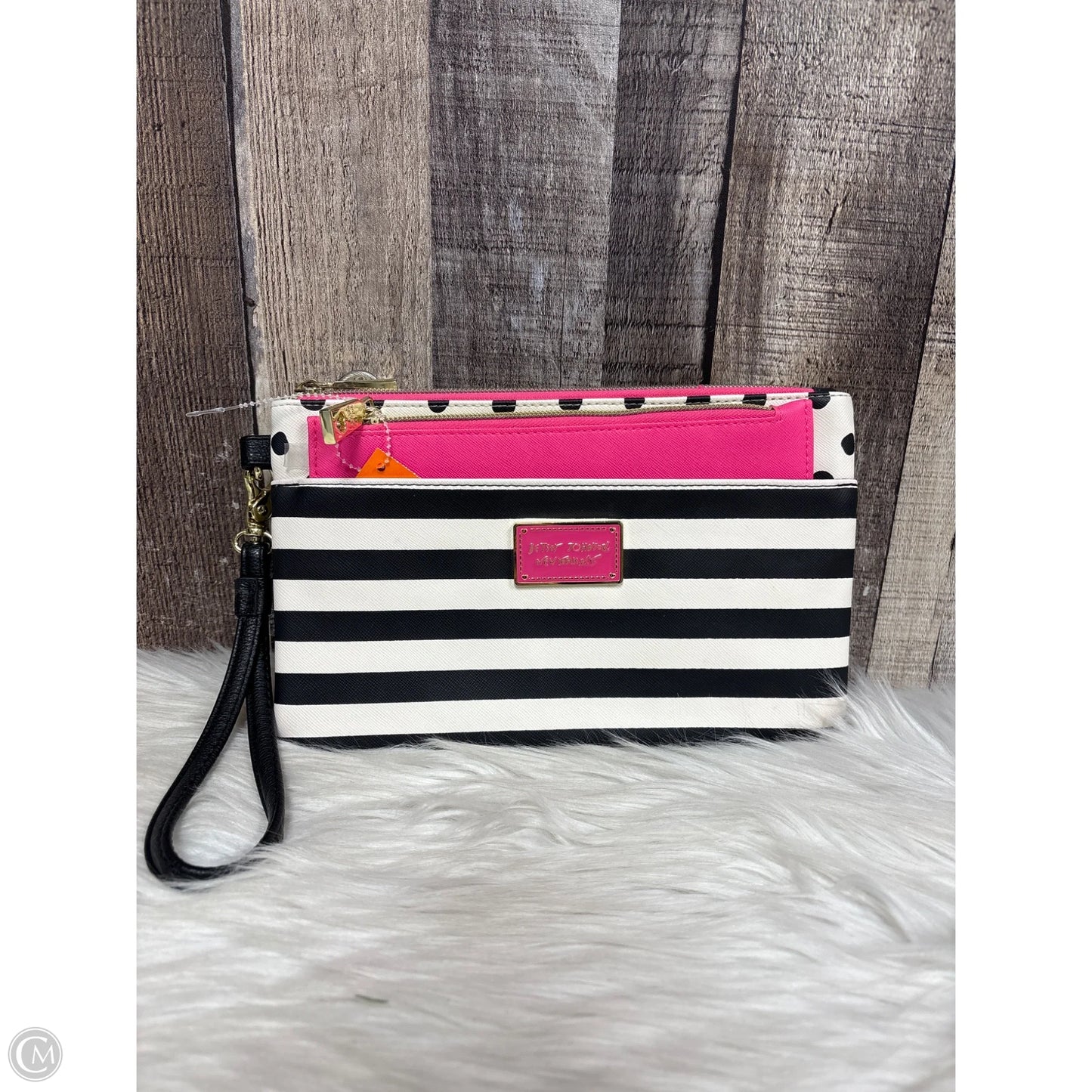 Wristlet By Betsey Johnson, Size: Medium