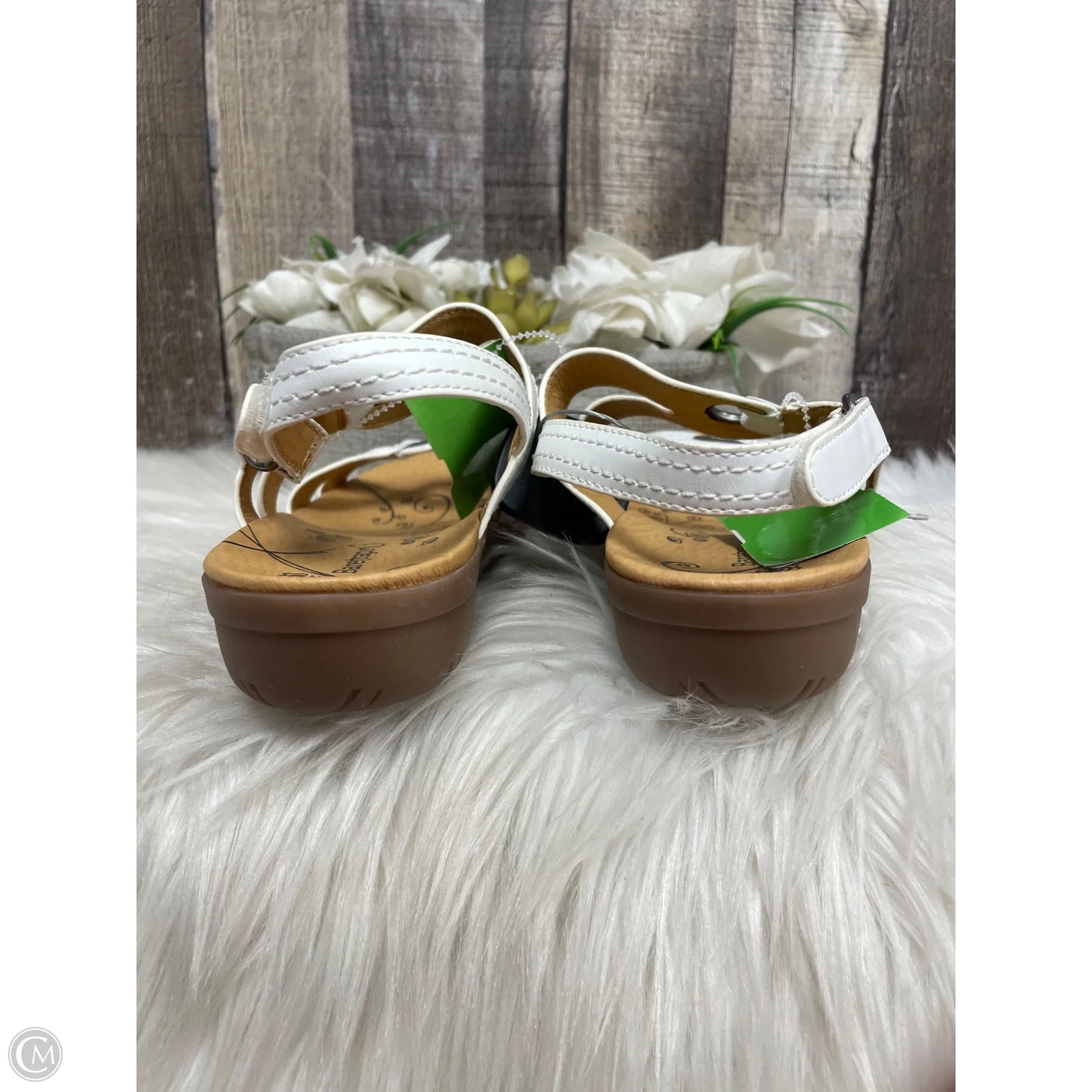 Sandals Flats By Bare Traps In White, Size: 7