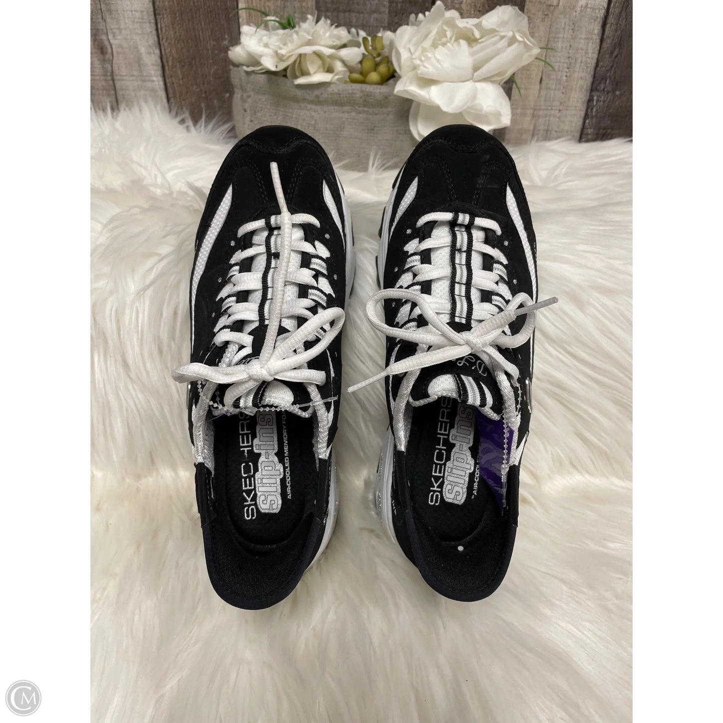 Shoes Sneakers By Skechers In Black & White, Size: 7.5