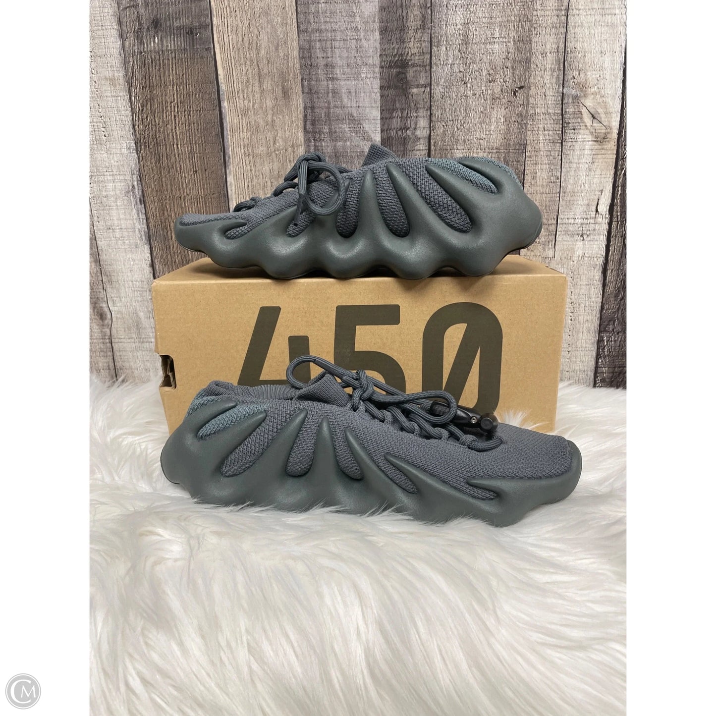 Shoes Luxury Designer By Yeezy In Grey, Size: 8.5