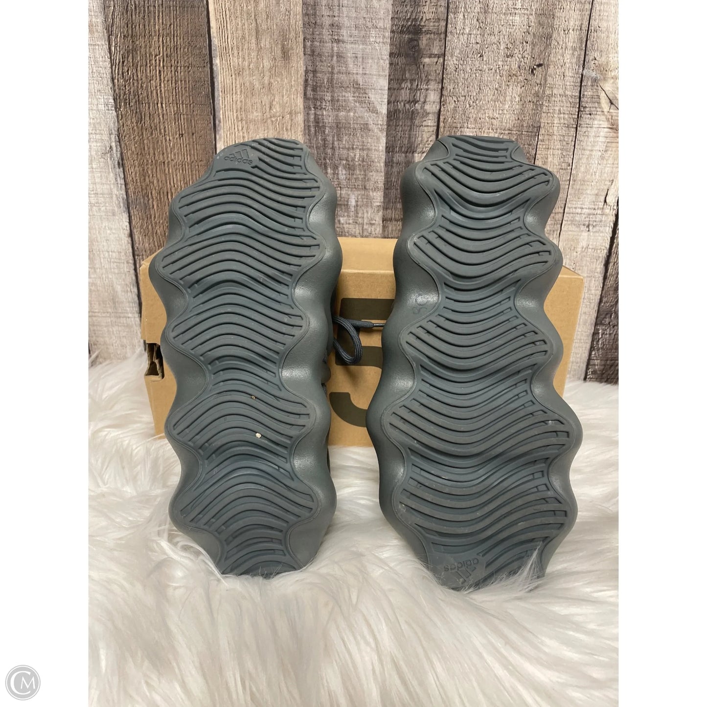 Shoes Luxury Designer By Yeezy In Grey, Size: 8.5