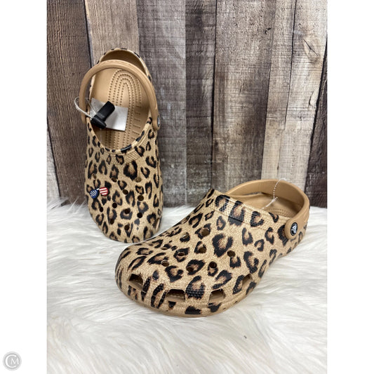 Shoes Flats By Crocs In Animal Print, Size: 11