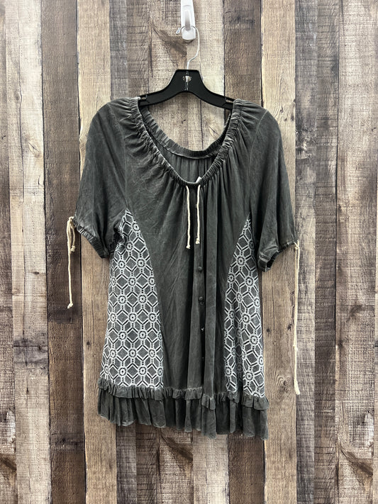 Top Short Sleeve By Pol In Grey, Size: L