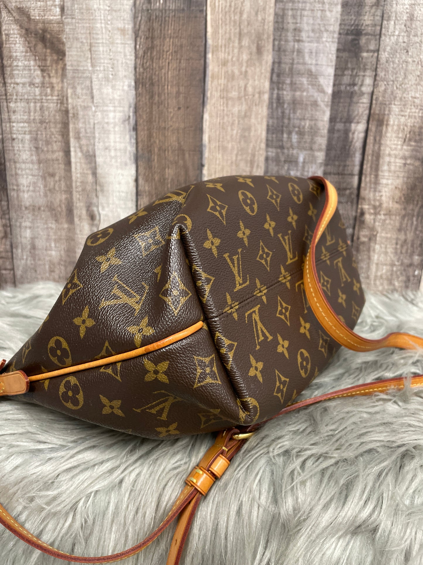 Crossbody Luxury Designer By Louis Vuitton, Size: Medium