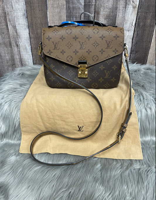 Crossbody Luxury Designer By Louis Vuitton, Size: Medium