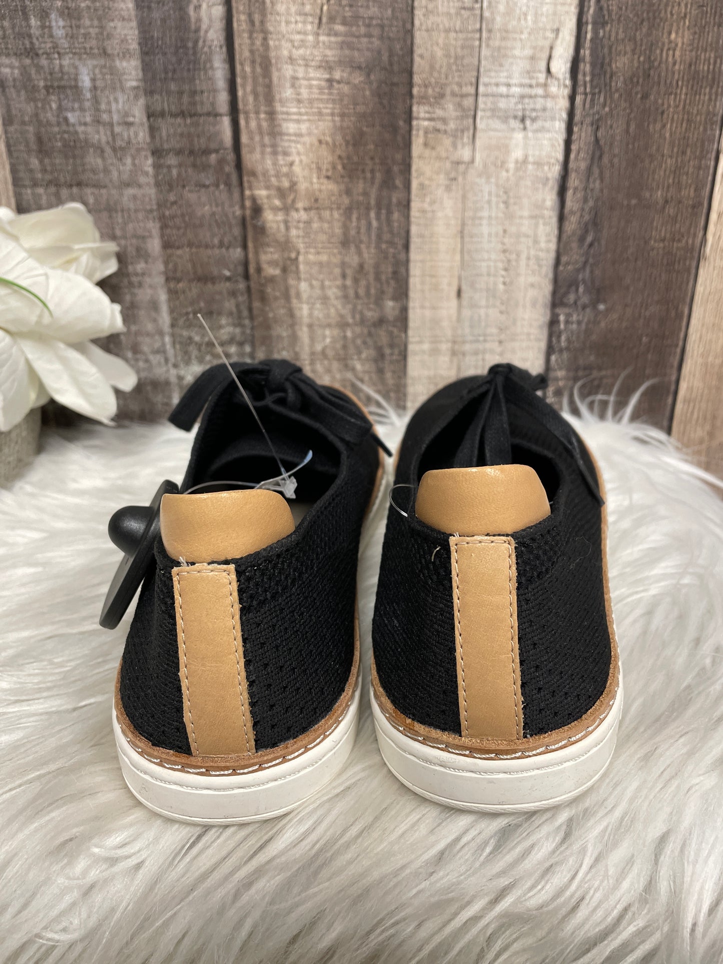 Shoes Sneakers By Ugg  Size: 9.5
